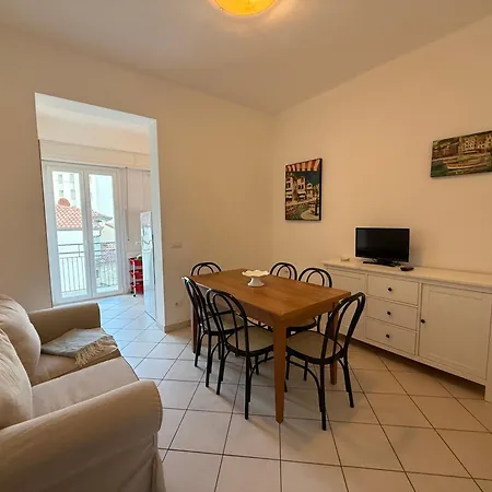 Apartment Pellico In Centro, A Pochi Passi Dal Mare