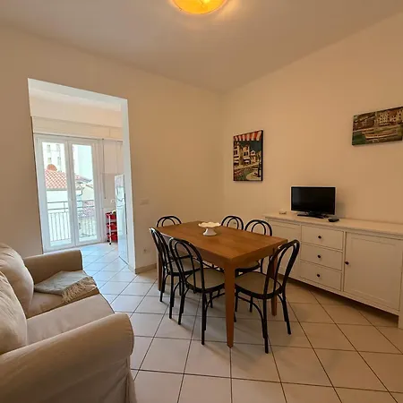 Pellico In Centro, A Pochi Passi Dal Mare *